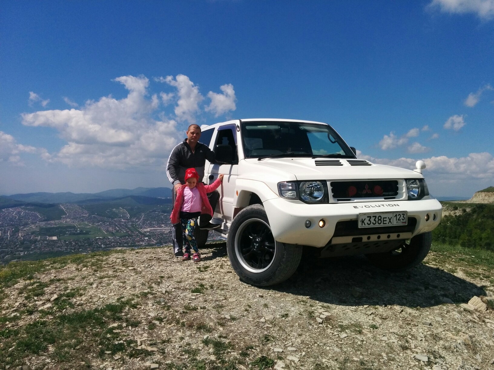 Машины заезжают на горы. Mitsubishi Pajero Evolution 1997. Evolution 1997 Pajero. Pajero 2 Evolution. Mitsubishi Pajero EVO 1997.