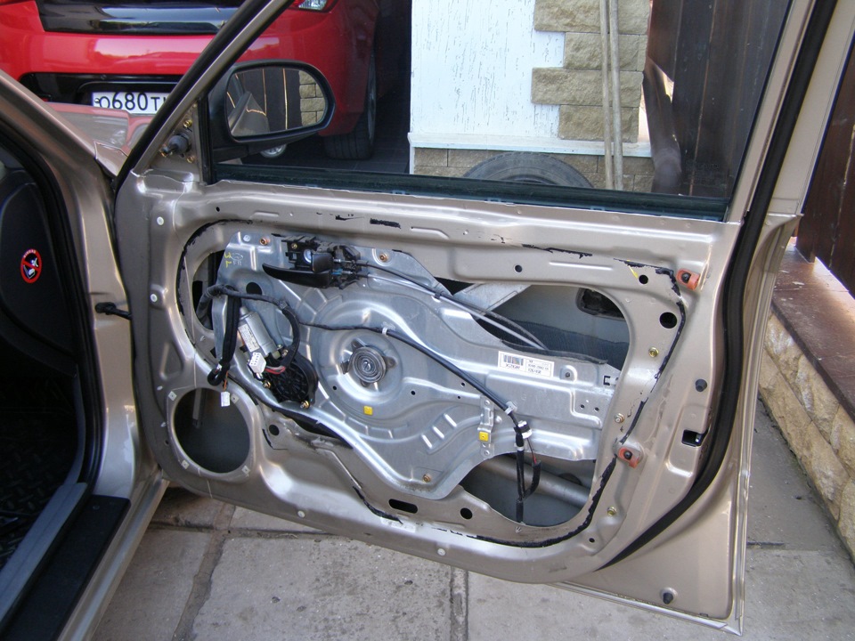 Хендай элантра дверь передняя левая. Элантра 4 штатные динамики. Двери передние Hyundai Elantra XD. Динамик в дверь Хендай Элантра. Акустика на Хендай Элантра 2008.