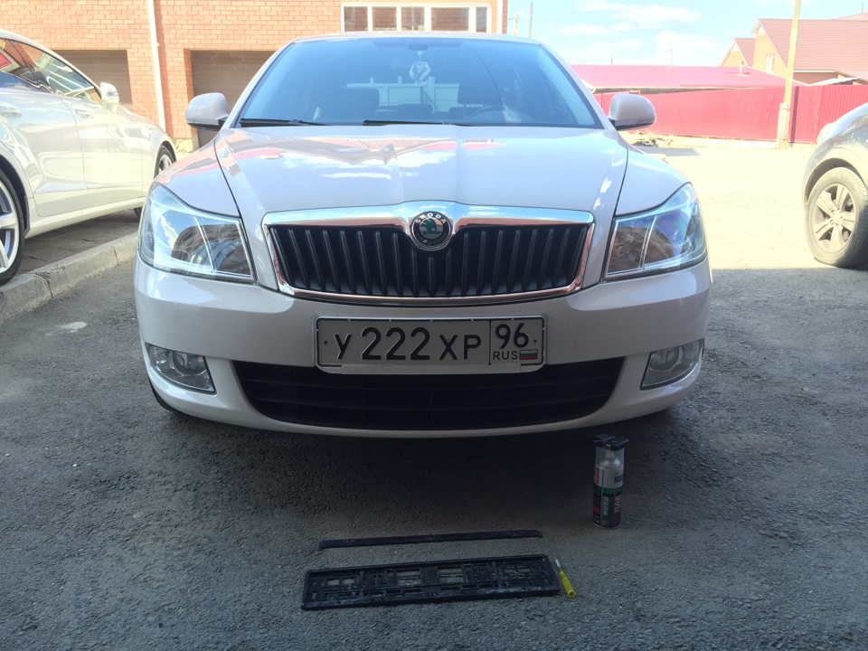 Белые номерные рамки — Skoda Octavia A5 Mk2, 1,8 л, 2012 года ...