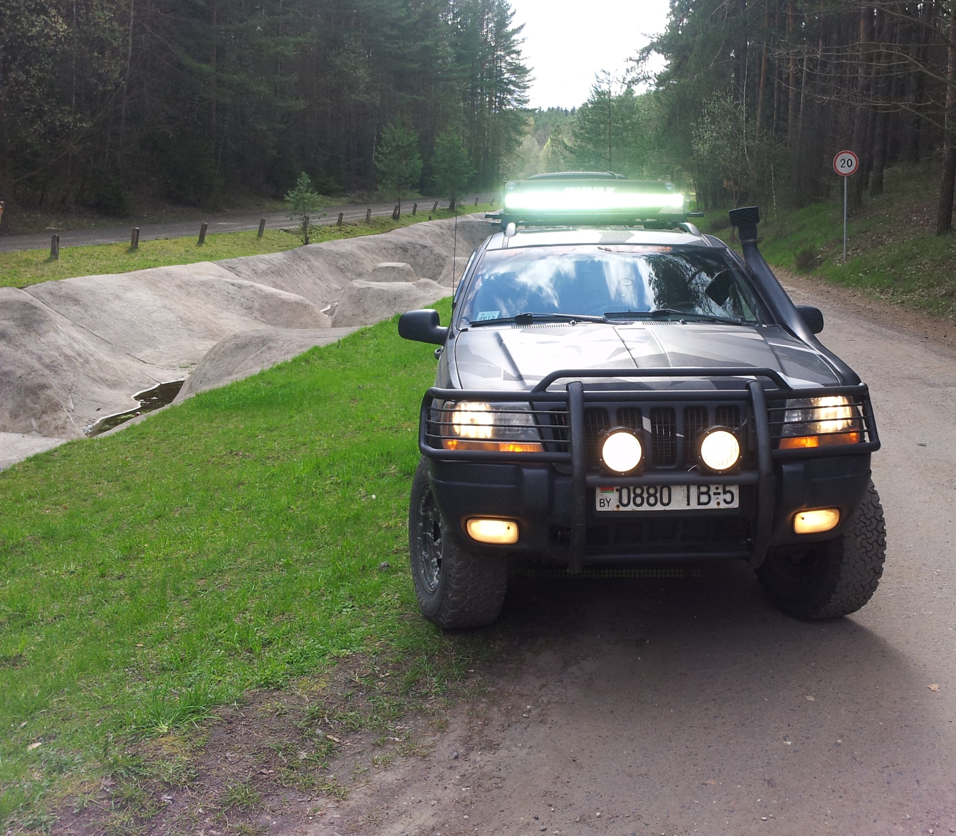 Jeep Cherokee 2000 с кенгурятником