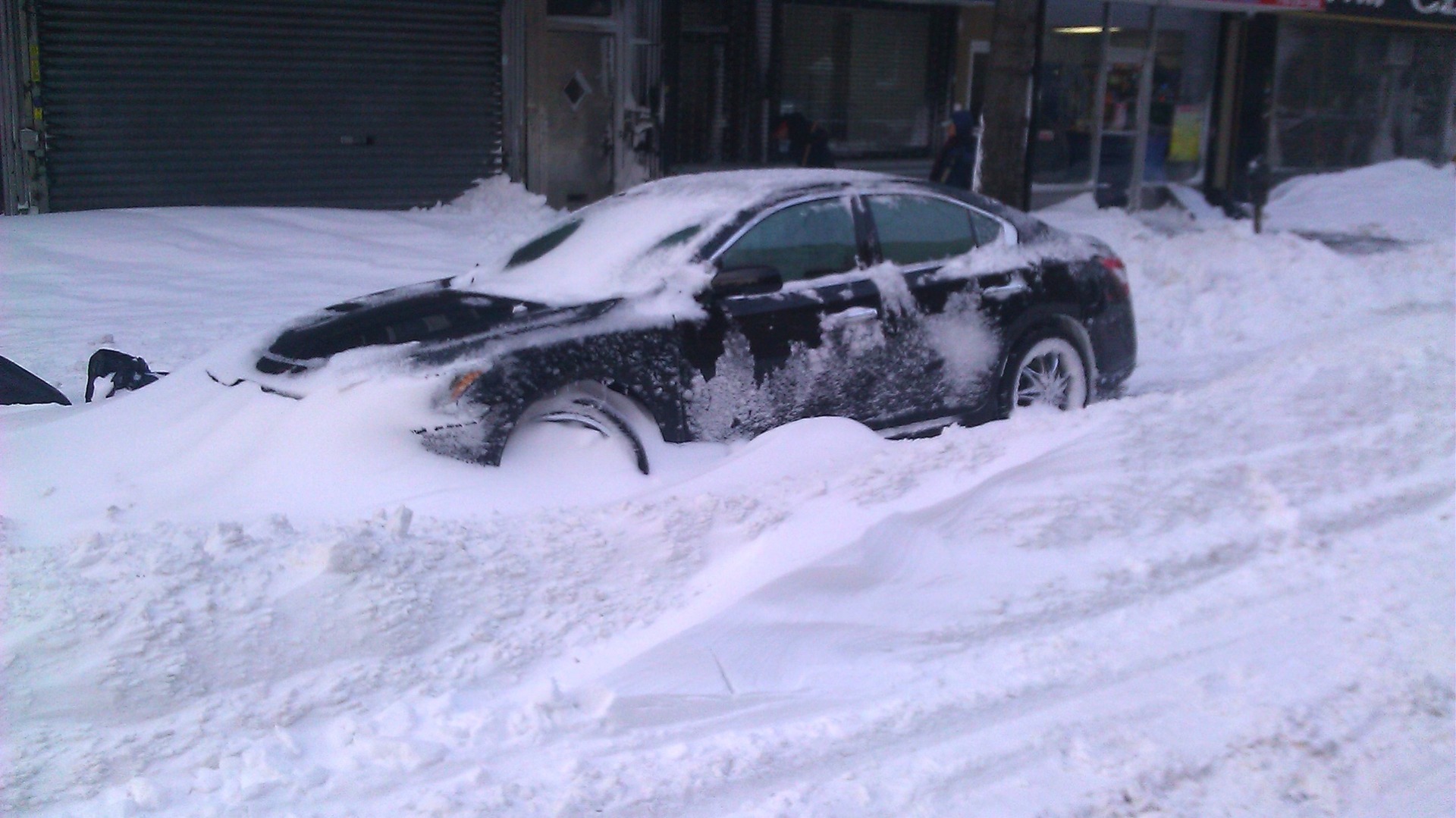 Въехал в сугроб. Машина застряла в снегу. Машина в сугробе. Машина зимой. Машина застряла в сугробе.