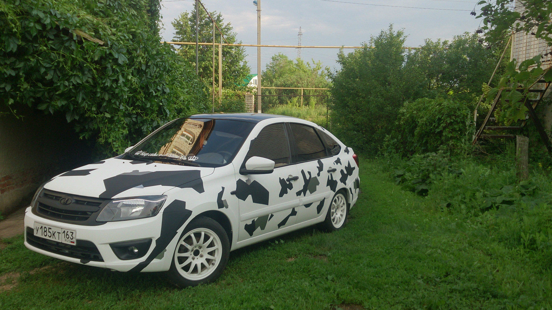 Наклейки на гранту. Лада Гранта лифтбек камуфляж. Lada Granta Liftback винил. Гранта седан камуфляж. Лада Гранта камуфляжная.