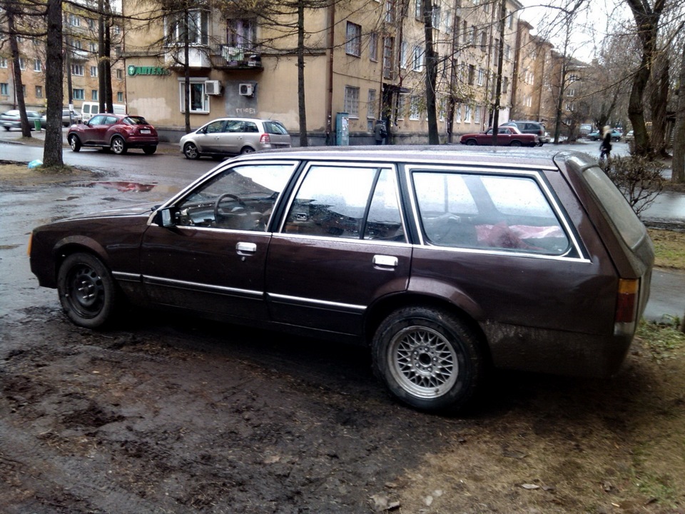 когда-то на этом же месте стоял он, ещё будучи рекордом белого цвета, прикольно) — Opel Rekord E