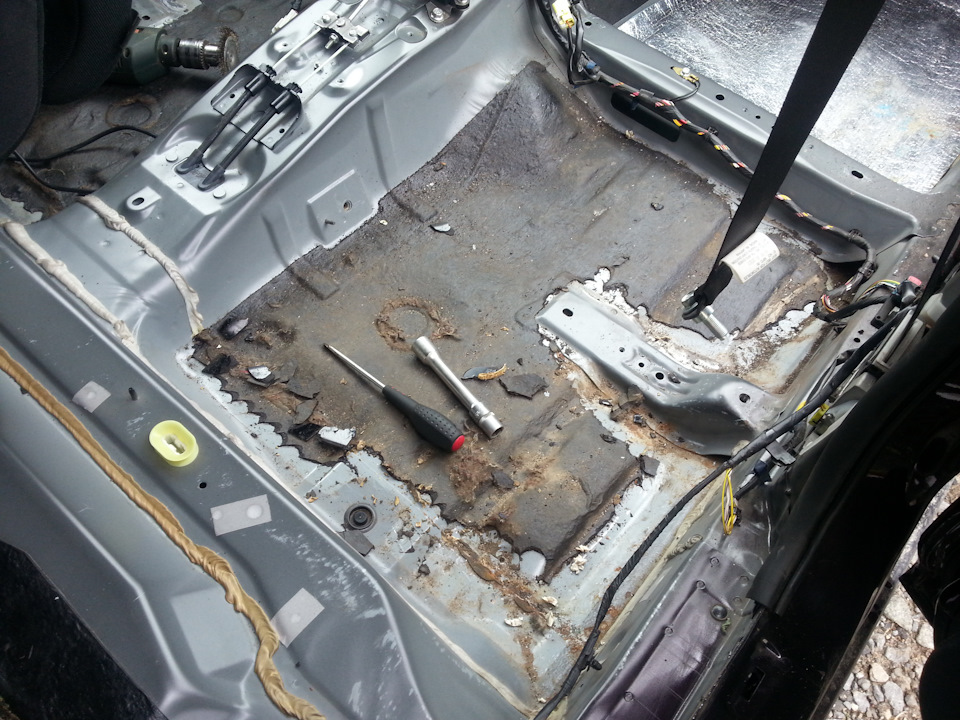 Шумоизоляция пола спринтер 2014. Дно mazda 6 gg. Пол мазда 6. Пол мазда 6. Ремонтный пол мазда 3.