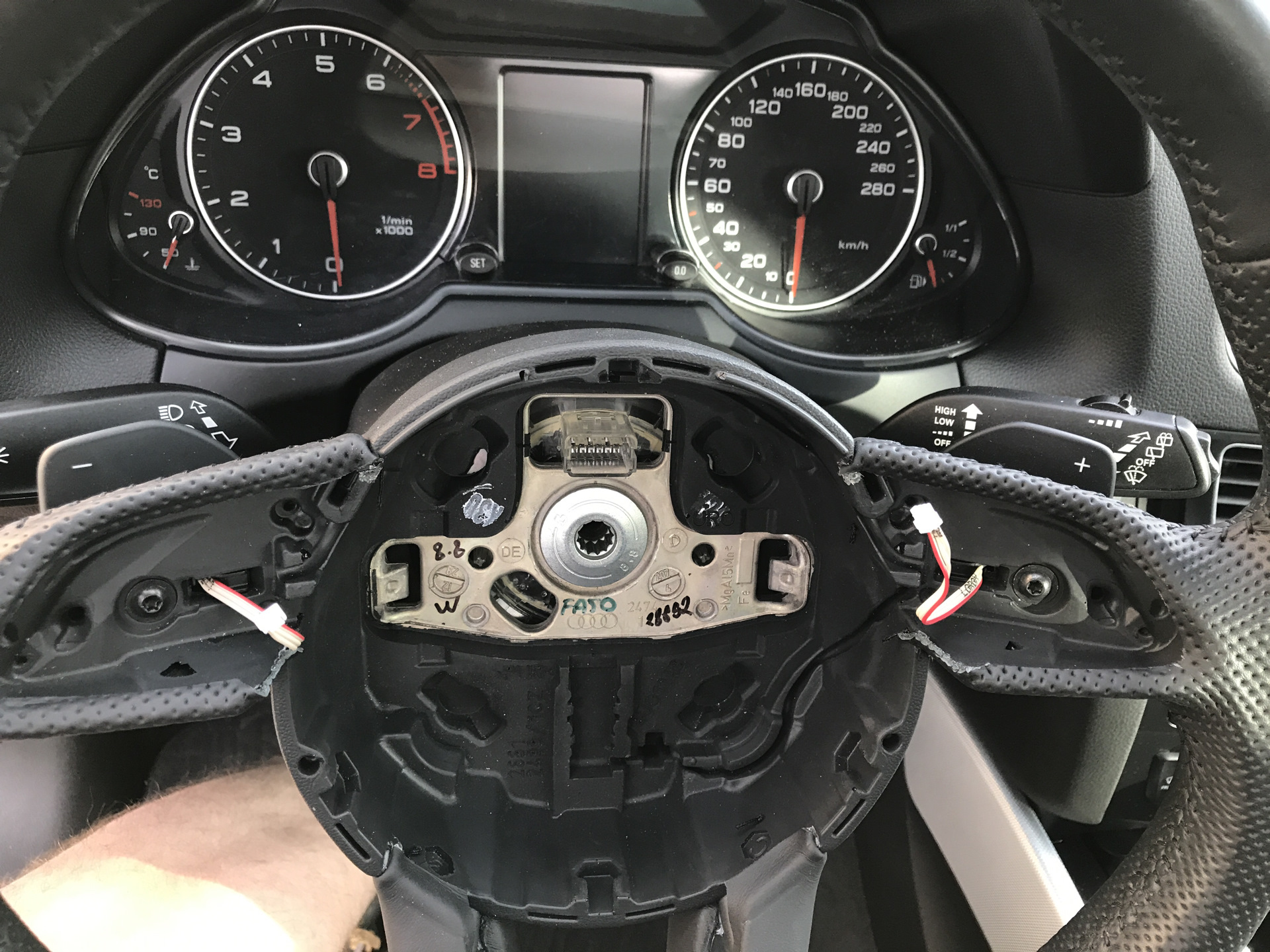 Руль поворачивается рывками. Разбор руля BMW G. Разобрать руль Audi. Ауди переключение передач на руле. Снятие руля Ауди q5.