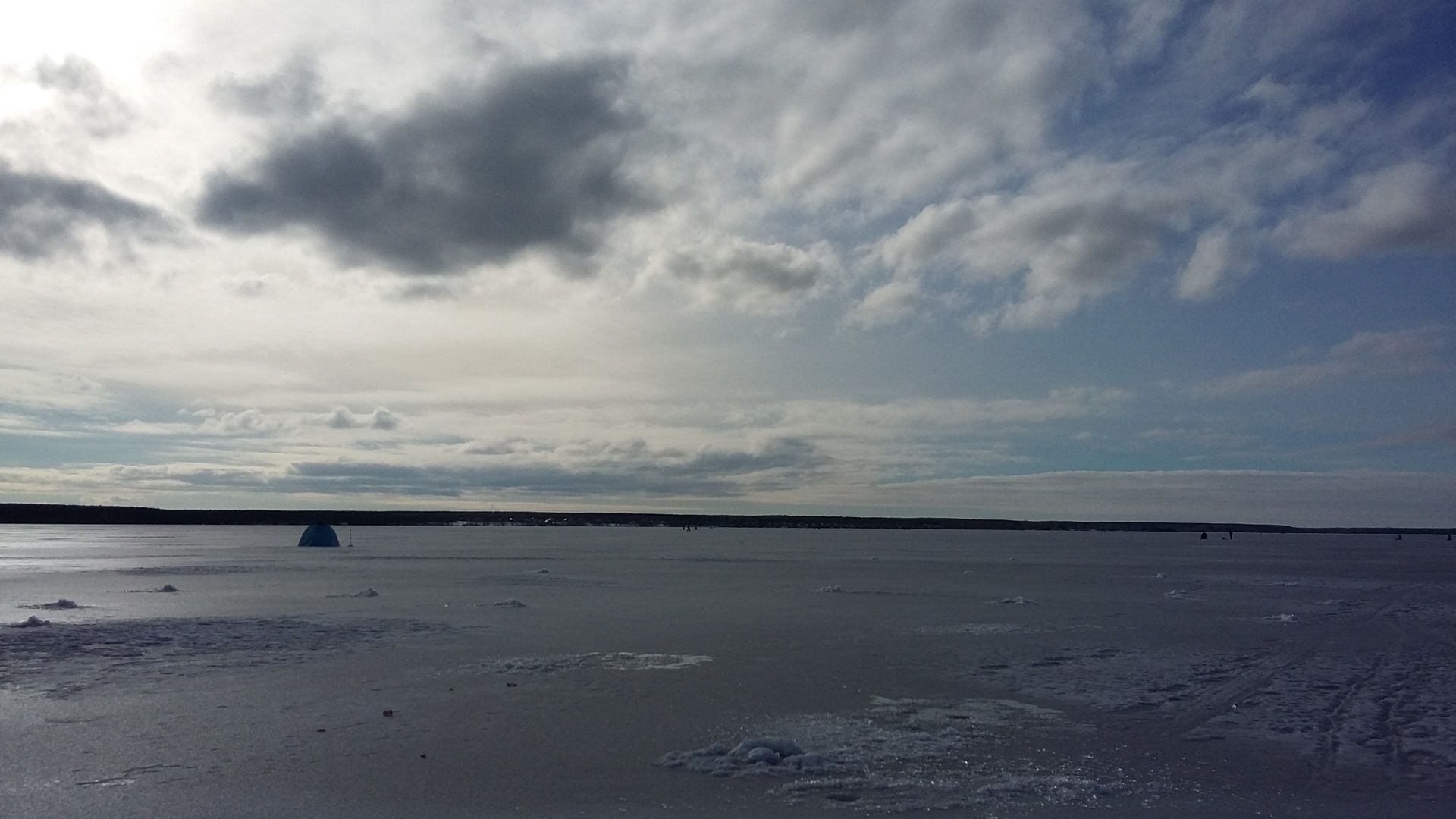 Водохранилище зимой. Рыбинское водохранилище зима. Рыбинское водохранилище зима Рыбак. Водохранилище зимой Воронеж. Тишково водохранилище зимой.