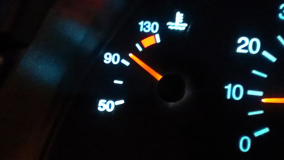 Нормальная температура двигателя ваз 2114. Температуру показывает 70 градусов ваз 2112. Ваз 2109 датчик перегревается. Стрелка температуры двигателя ваз 2112. 2109 температура 130.