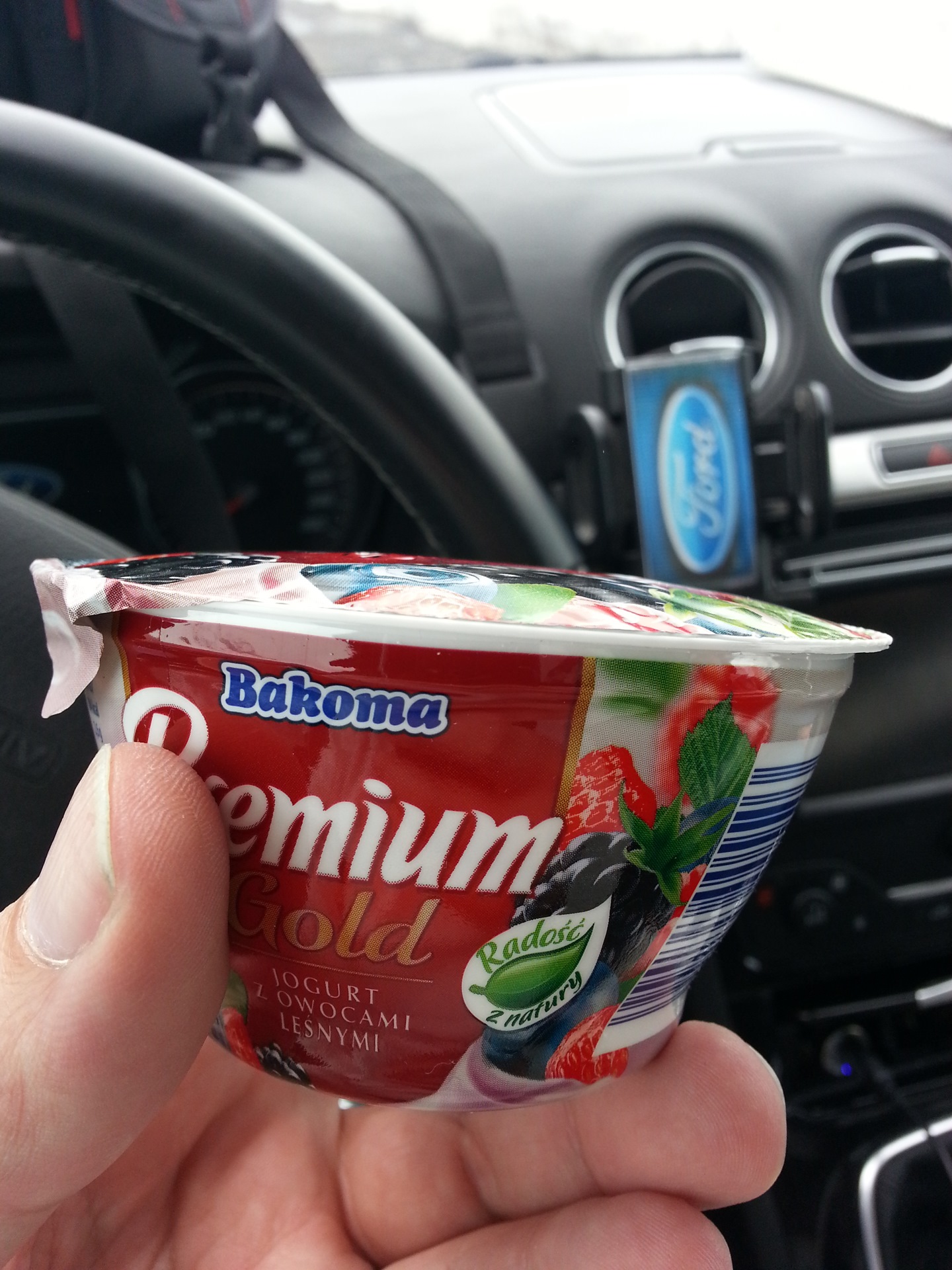 йогурт вздулся. вздутый кефир. йогурт вздулся. плесень на молочных продуктах. вздутый пакет молока.