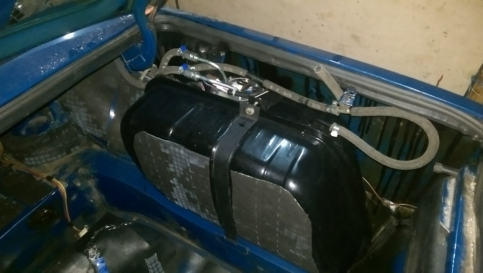 Где находится бак ваз 2107