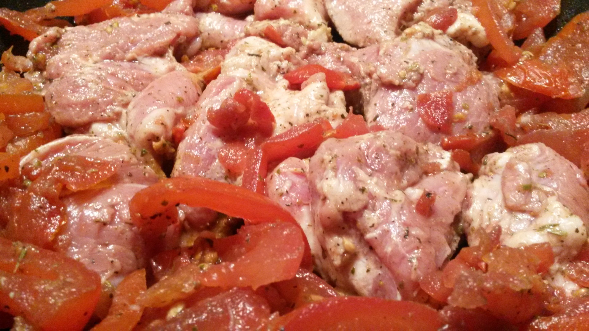 Наивкуснейшая свинина кусочками в духовке. Свиная вырезка с помидорами. Свиная вырезка как приготовить вкусно на сковороде. Свиная вырезка что приготовить быстро и вкусно. Свинина в томате на сковороде кусочками.