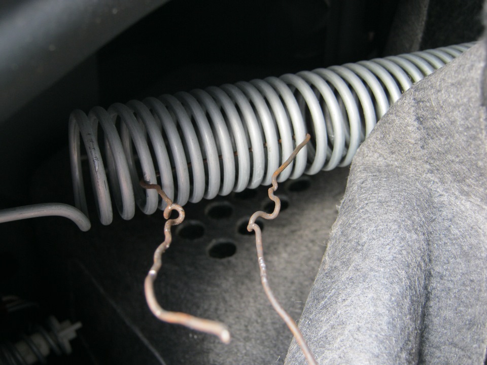 Эффект "авто открывания" багажника — Volkswagen Polo Sedan, 1,6 л, 2011 ...