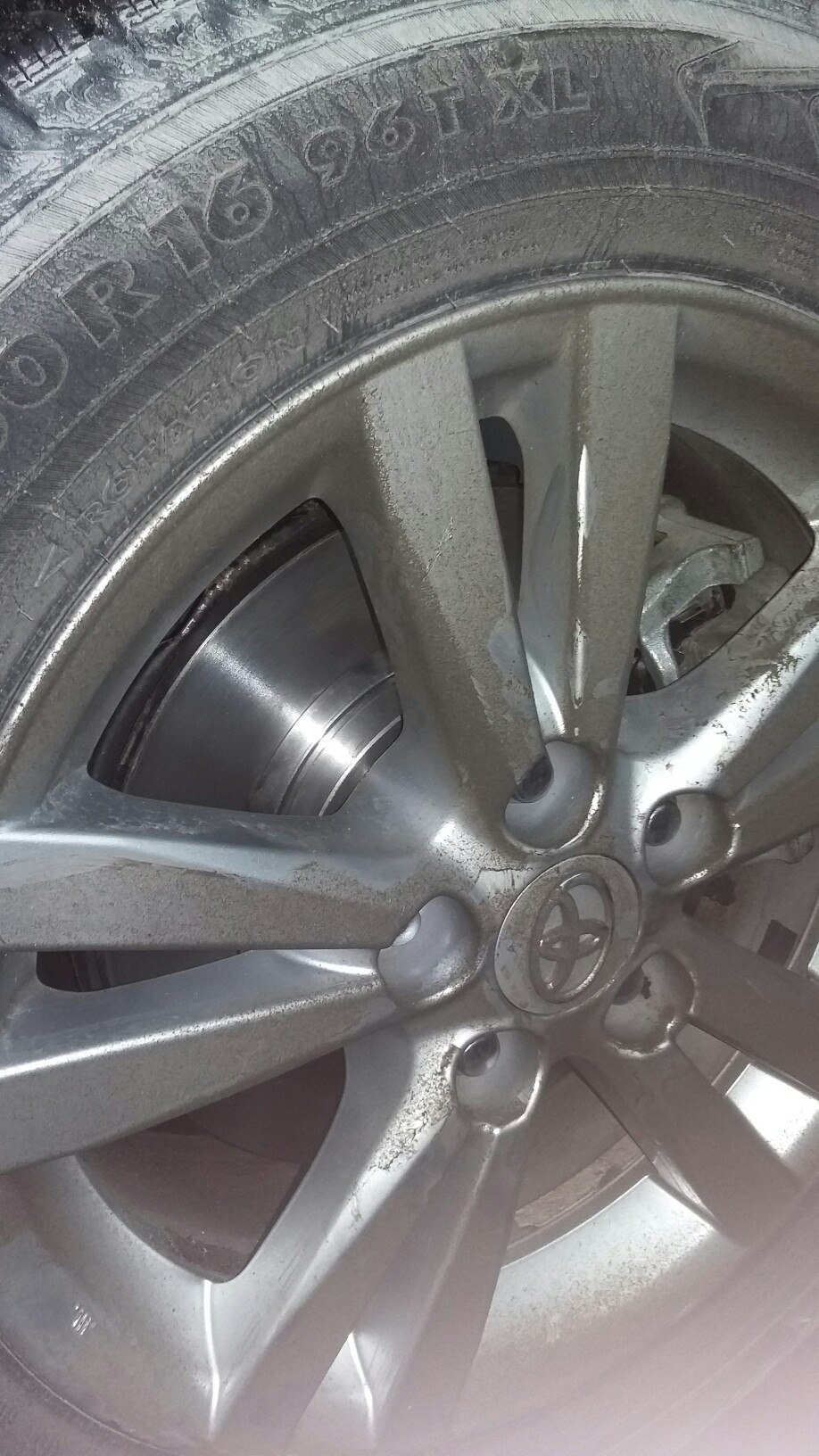 собранный вид колеса с Brembo — Toyota Avensis III