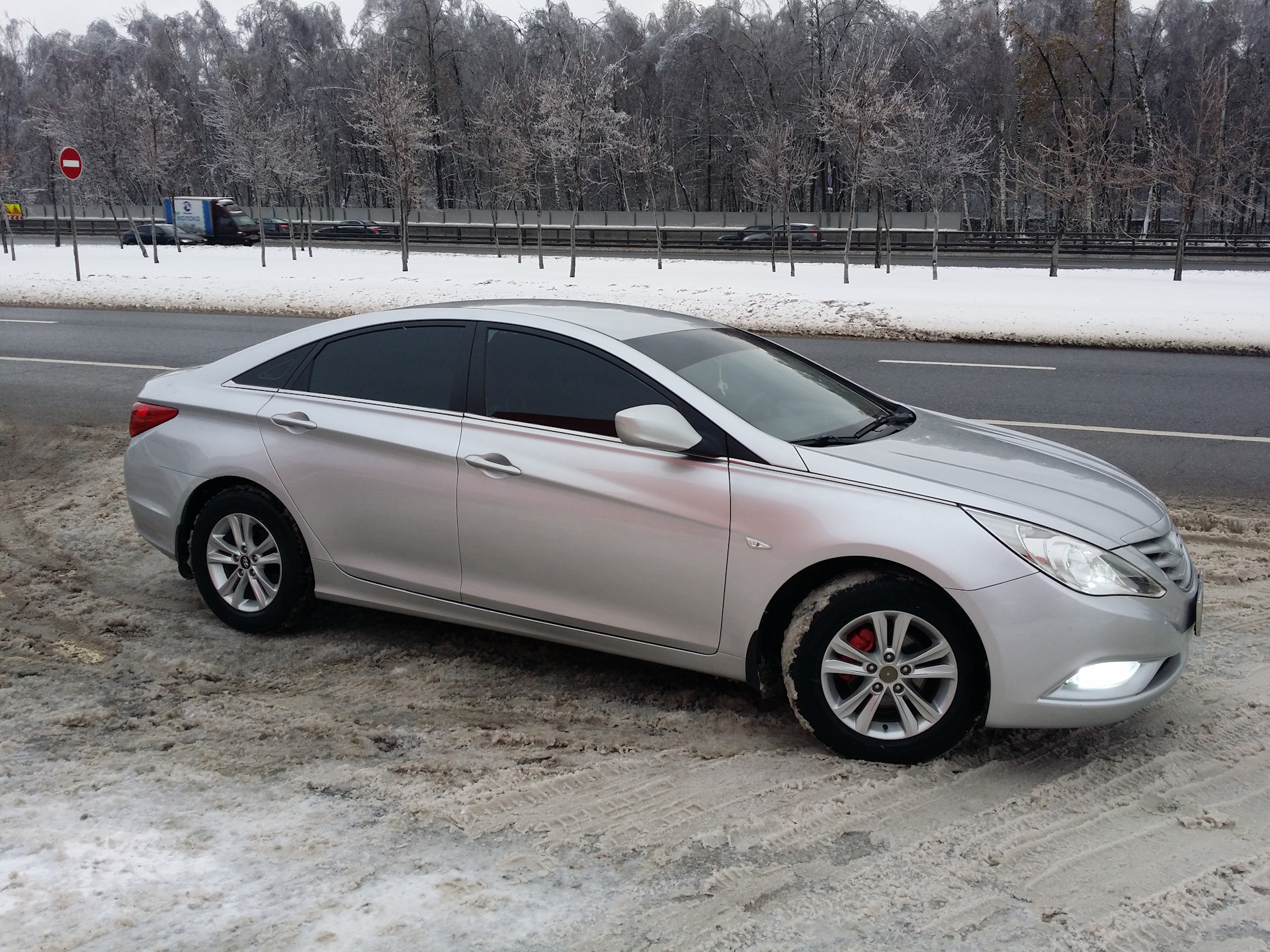 Серебристая 6. Хендай Соната серебристая. Hyundai Sonata 2012 серебристый. Хондай Саната 2010 серибрсти. Хендай Соната с033мс03.