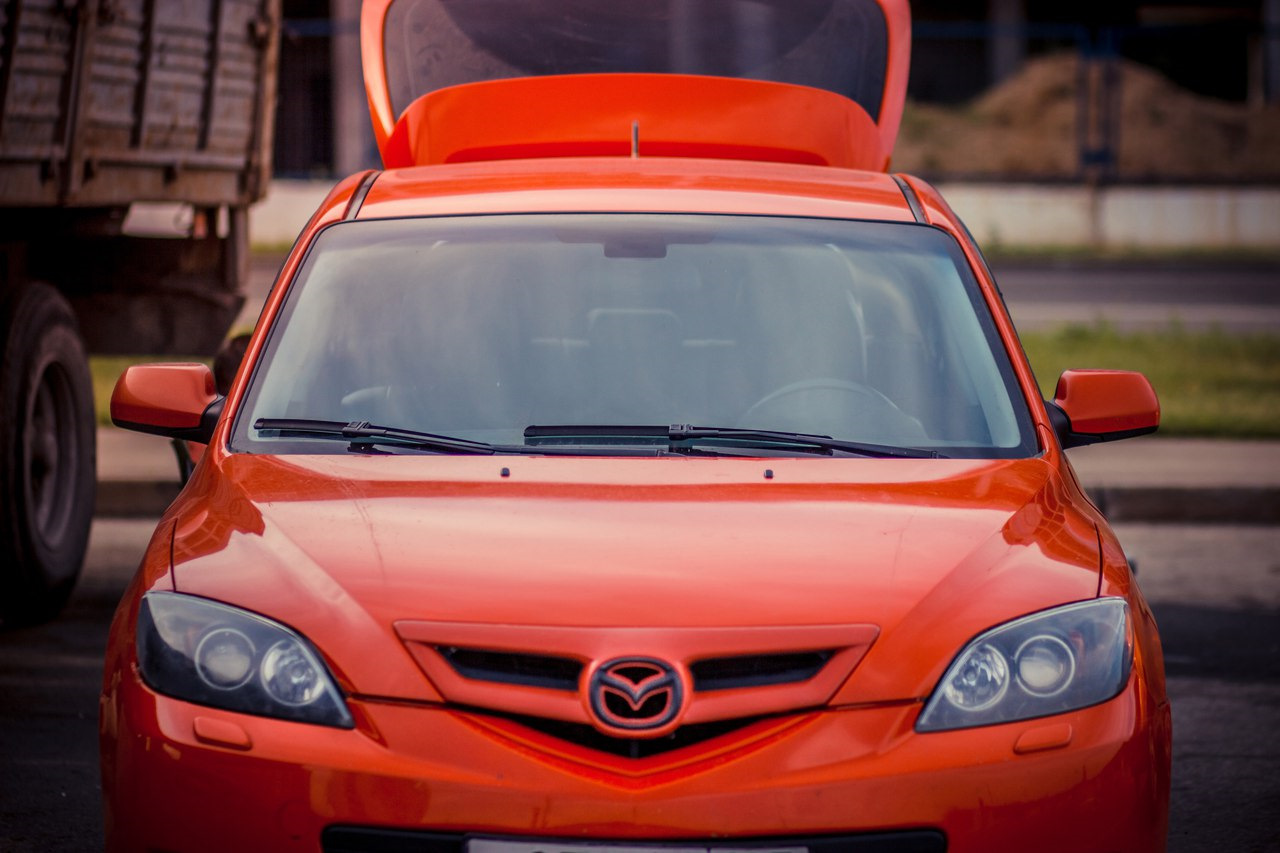 Mazda спб. Мазда автомобиль кепка. Картинки рыжая Мазда. Списанные автомобили Мазда. Мазда красная с панорамой обои.