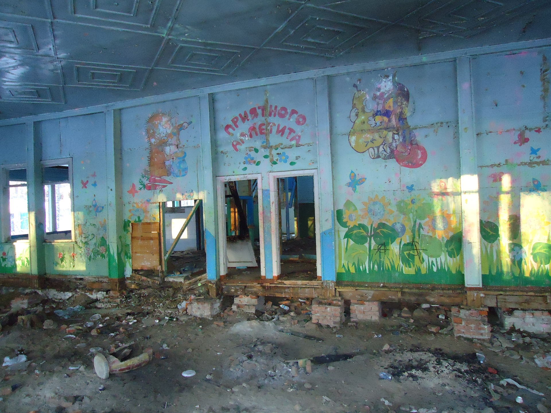 Дабл бабл попали в заброшенный лагерь с призраками. Заброшенный лагерь ленинец. Заброшенный лагерь зеленодольск. Заброшенный лагерь татарстан. Ржавый двухэтажный автобус.