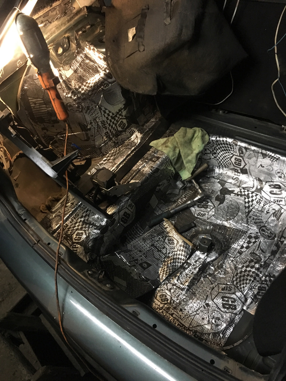 Закупка, виброшумоизоляция — Lada Приора хэтчбек, 1,6 л, 2011 года ...