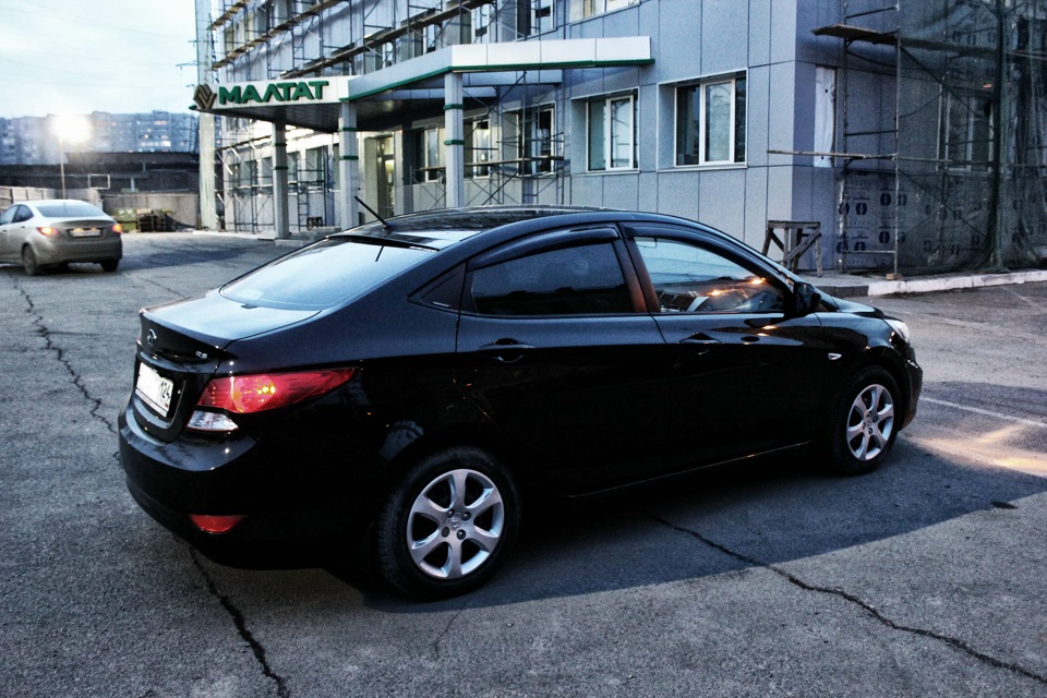 Можно черный. Солярис Блэк. Hyundai Solaris 1 Black перед. БМВ Солярис черная. Хенде Солярис с чёрными ручками.