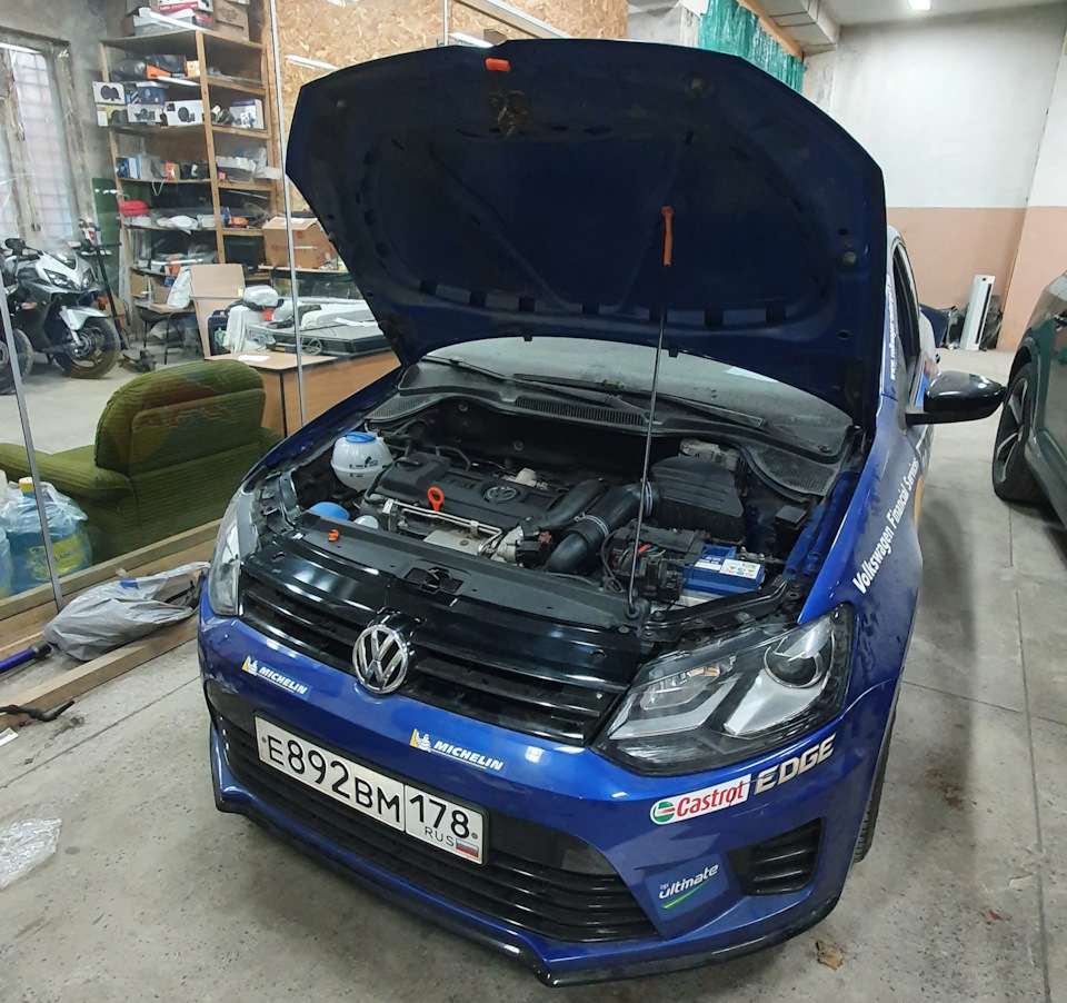 стало — Volkswagen Polo Hatchback Mk5. Запчасти на фото: Michelin Primacy 3