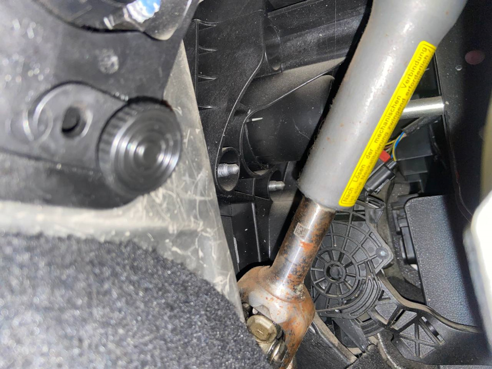 Регулируемый упор педали сцепления на Skoda Rapid. Убираем лишний ход ...