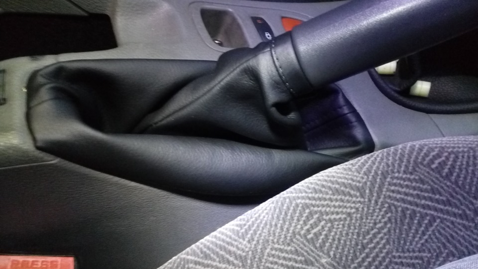 Пыльник ручника, клипсы полки багажника и демпферная смазка — Renault ...