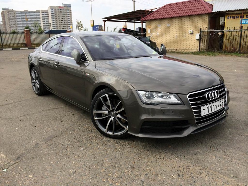 Белая Audi a7 r20