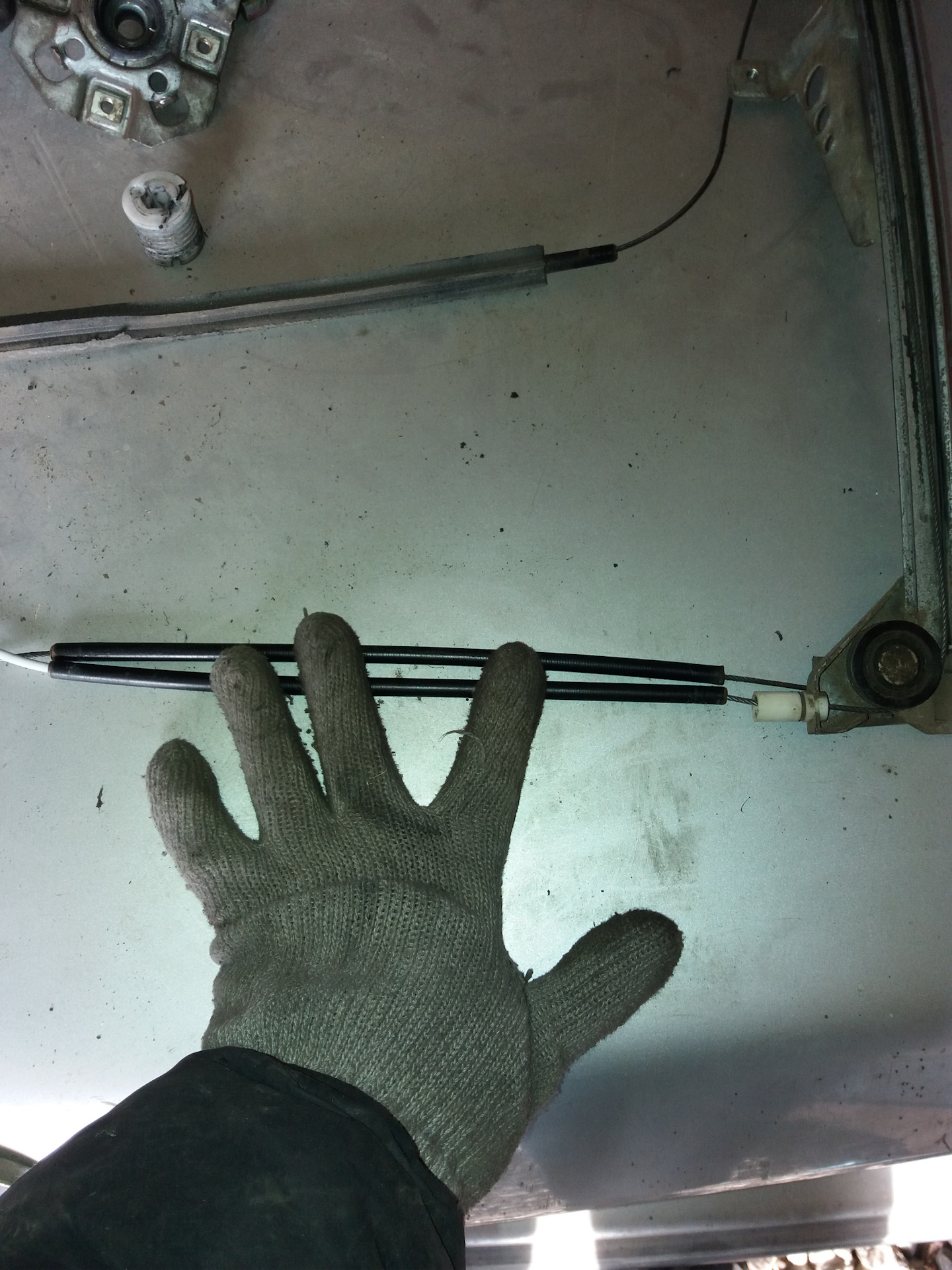 нижняя петля сдвижной двери на т5. трос двери тойота альфард. Nissan serena трос привода сдвижной двери. тросовый привод сдвижной двери на боксер 3. трос сдвижной двери т5 2010г.