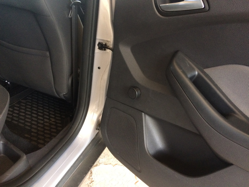 Заглушки стеклоподъемников — Ford Focus Hatchback III, 1,6 л, 2012 года ...