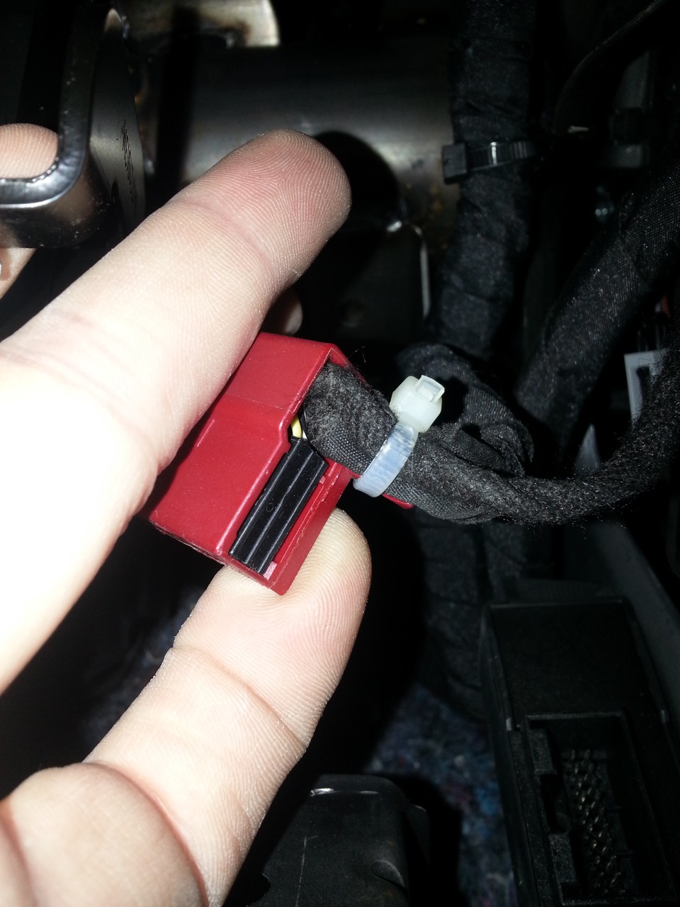 Обратно зачехлили разъем и стянули новой стяжкой как было. — Volkswagen Jetta VI