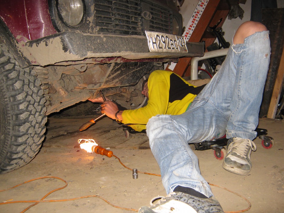 У них было время после работы и они поехали в гараж переобуть колеса ...