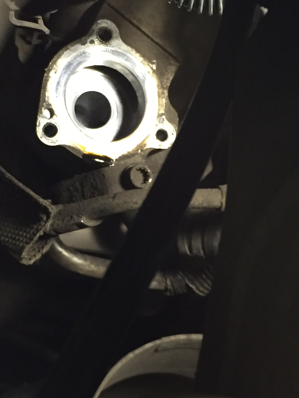 Место установки клапана N249. Штатный байпас снят. Вид из под правого переднего колеса — Skoda Octavia A5 Mk2