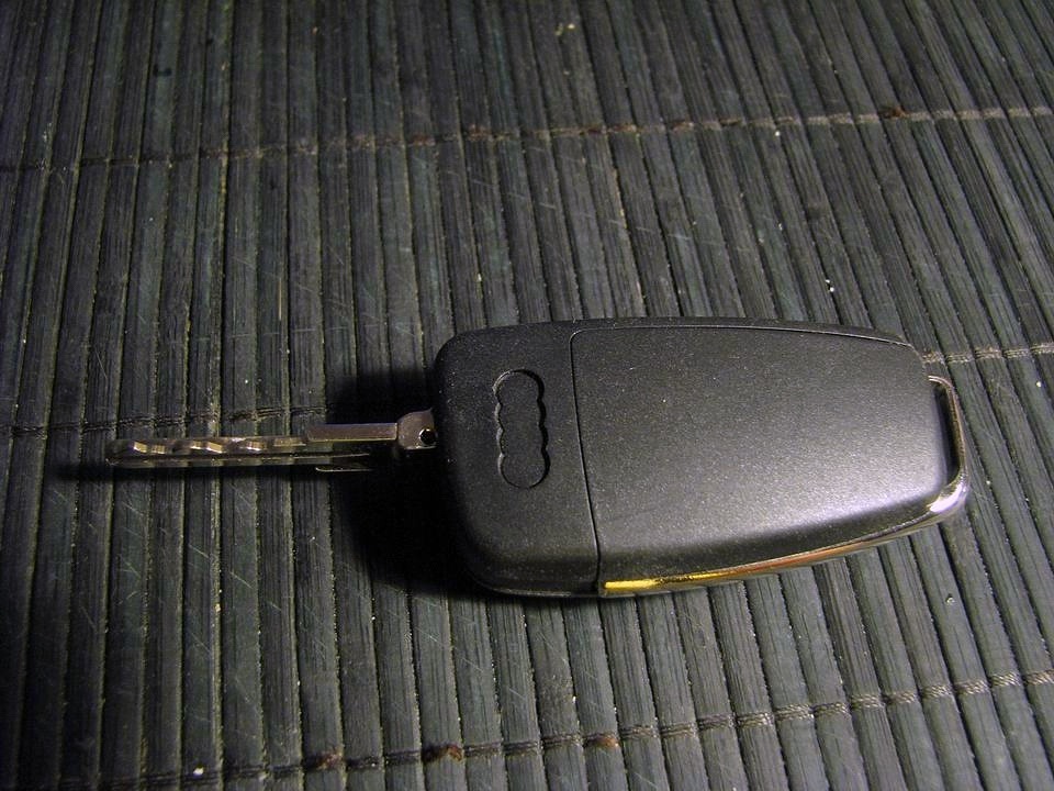 На обратной стороне также имеется место под эмблему Ауди. — Lada Калина Универсал (1G)