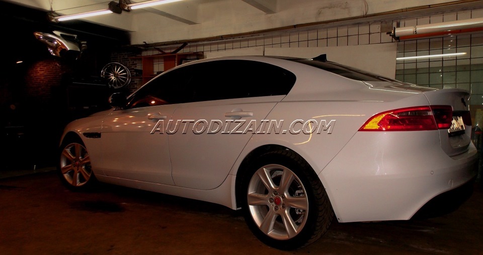 Перетяжка потолка, стоек и козырьков Алькантарой на автомобиле марки ...