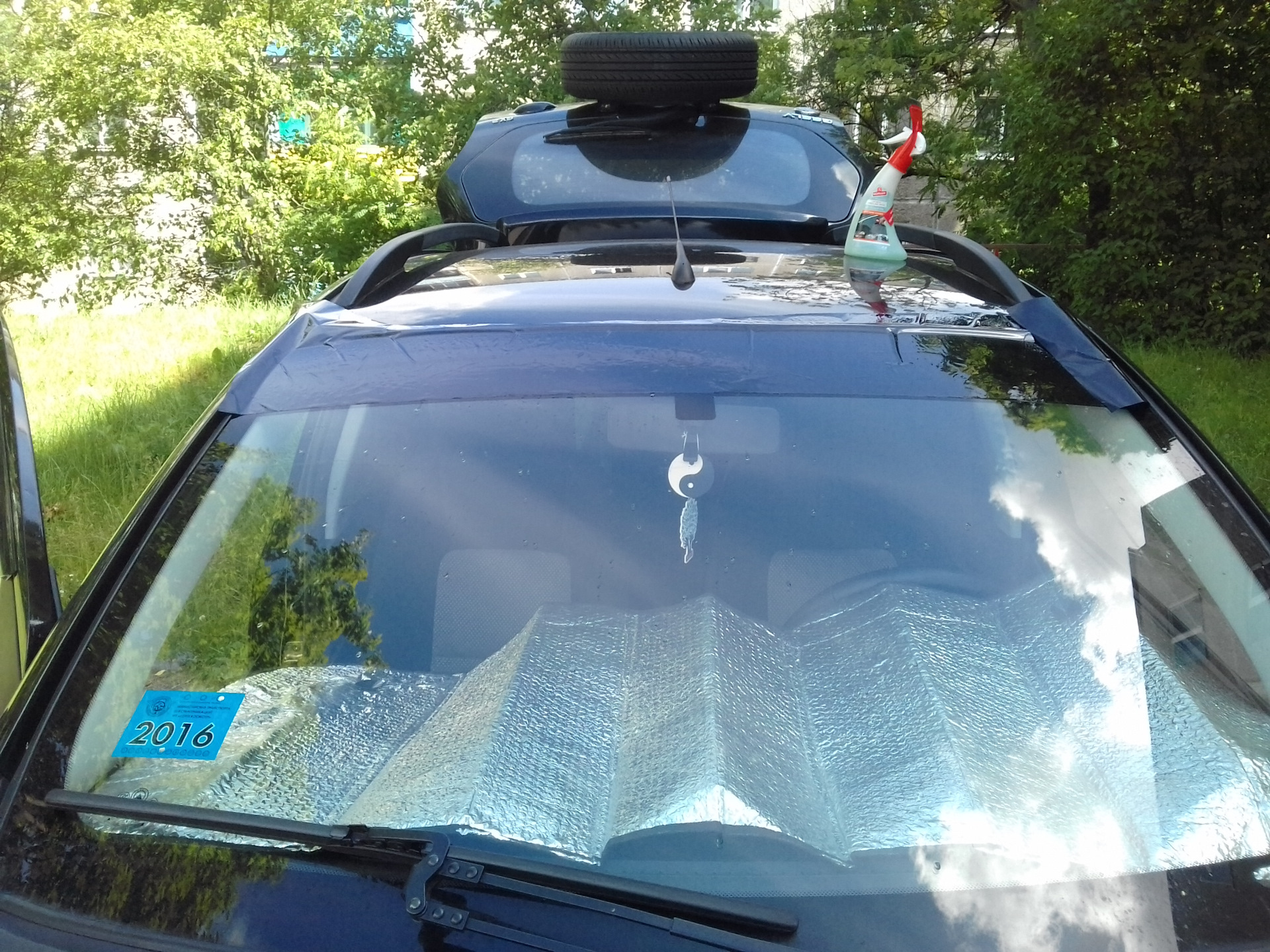 Солнцезащитная пленка на лобовое. Солнцезащитная полоса на лобовое стекло BMW e34. Солнцезащитная полоса на лобовое. Полоса на лобовое стекло от солнца. Светозащитная полоса на лобовое стекло.