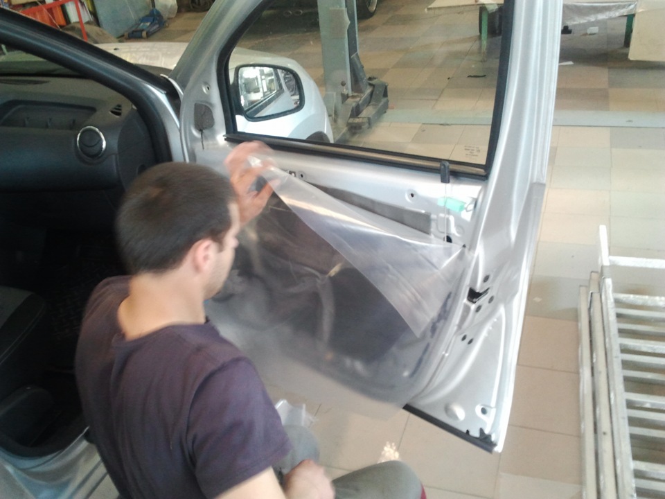 Стекло дверь рено дастер. Рено Логан 1 уплотнитель водительского стекла. Рено Дастер 2013 уплотнения задних дверей. Водоотводящие шторки Приора.