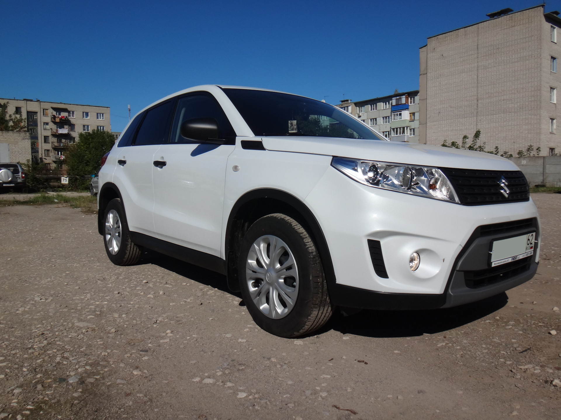 Suzuki Vitara белая