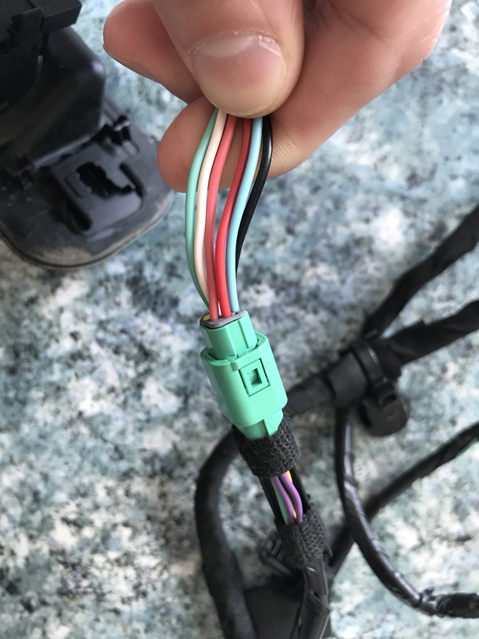 Соединение фишки камеры и ответной части фишки проводки крышки багажника — Opel Astra J