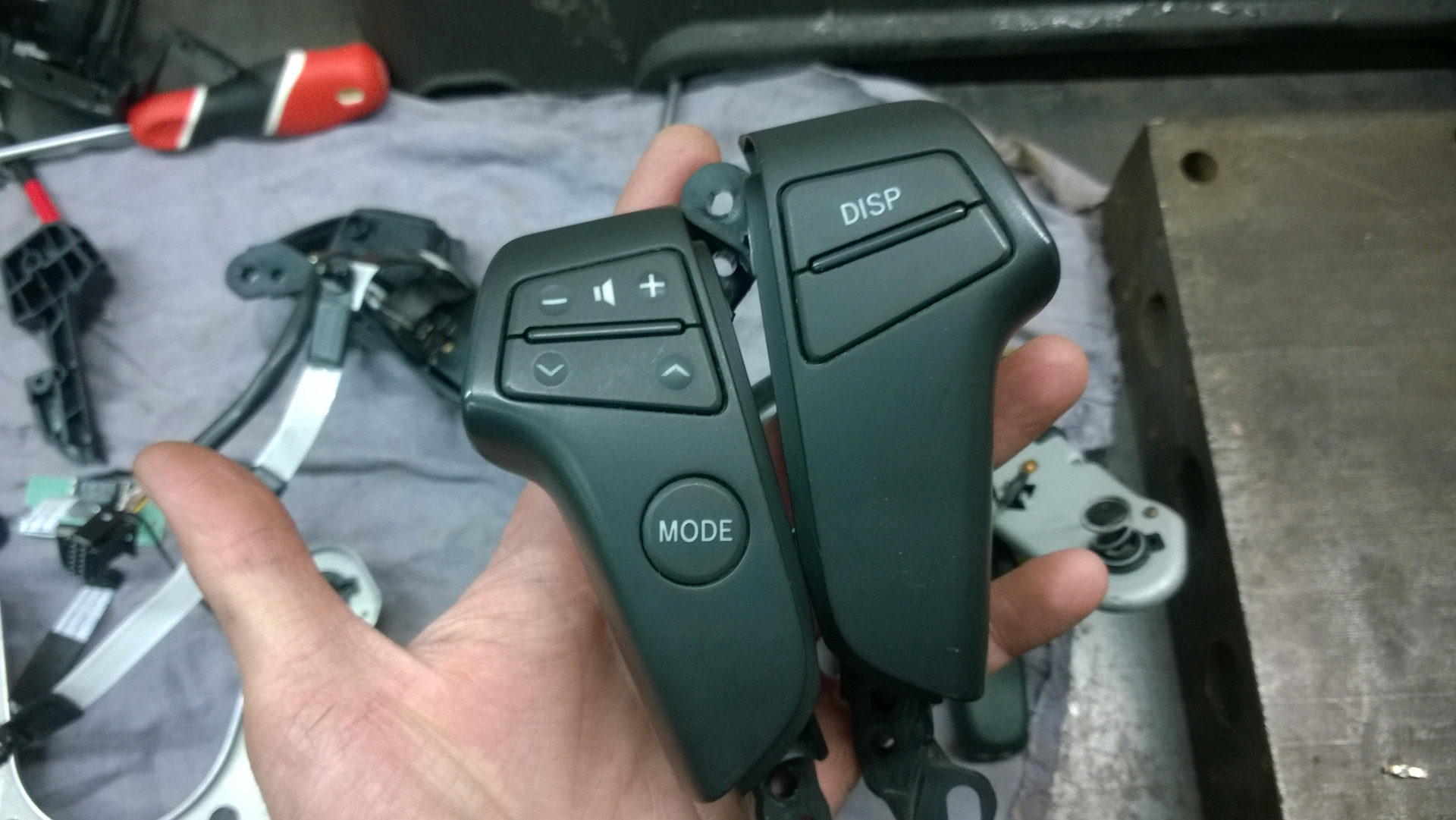 Разъем для кнопок на руле тойота камри 30. Неработают кнопки на руле mercedes arocs. Перестали работать кнопки на руле. Кнопки управления тойота авенсис 8 года. Перестали работать кнопки на руле.