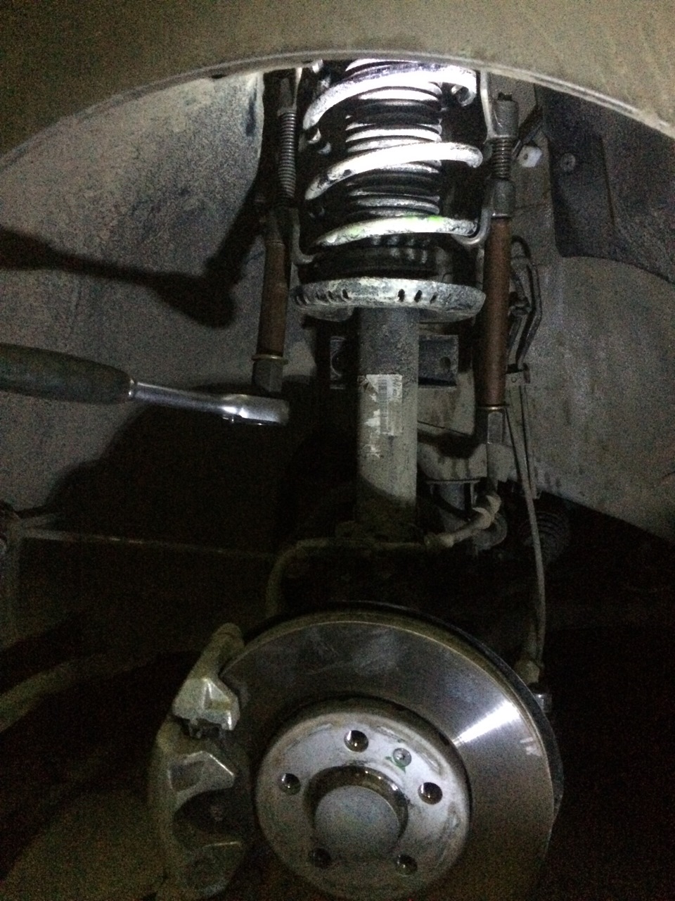 Стагиваем предварительно максимально пружину как можно сильнее . — Volkswagen Polo Sedan