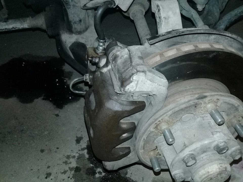 Запись №27 Замена пыльника на суппорте — Mitsubishi Pajero (2G), 2,8 л ...