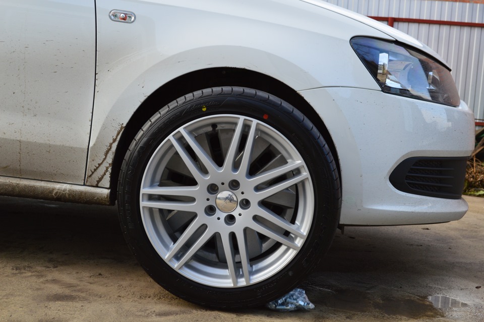 Диски шина 16. Polo 205/50 r17. Polo r17 205 45. Polo 205 45 17. Резина 225/45 r17 поло седан.