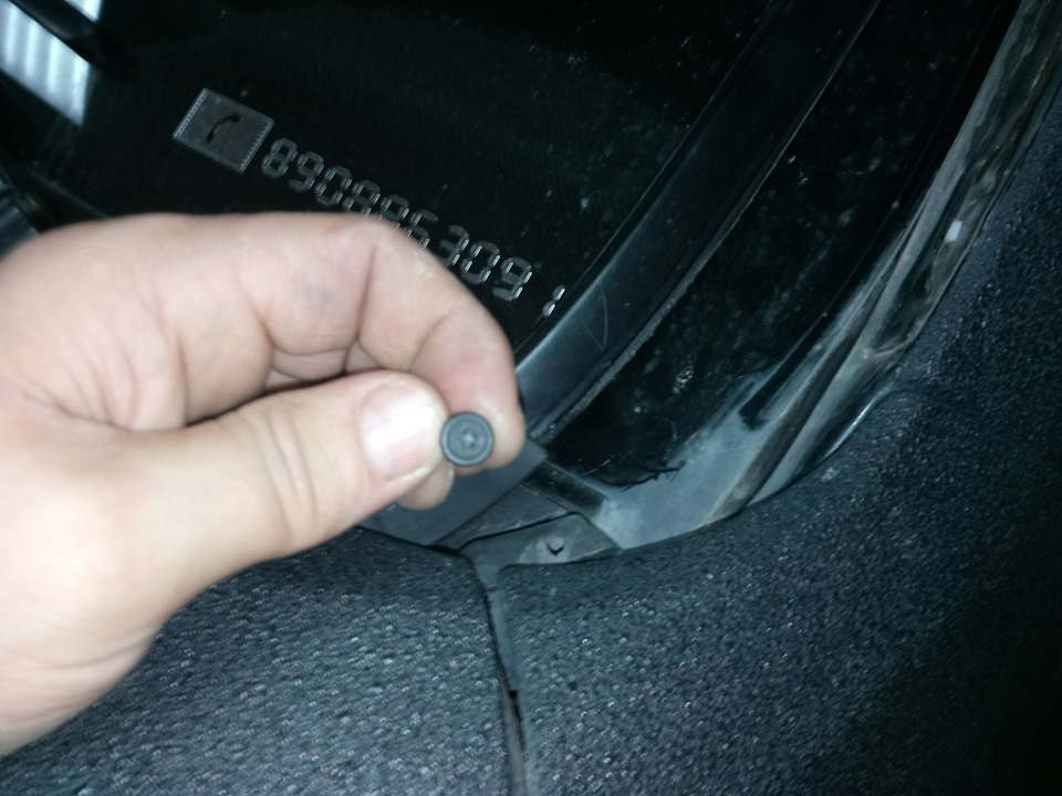 Выкручиваем шуруп и снимаем клипсу, с боковой панели лобового стекла. — Great Wall Hover