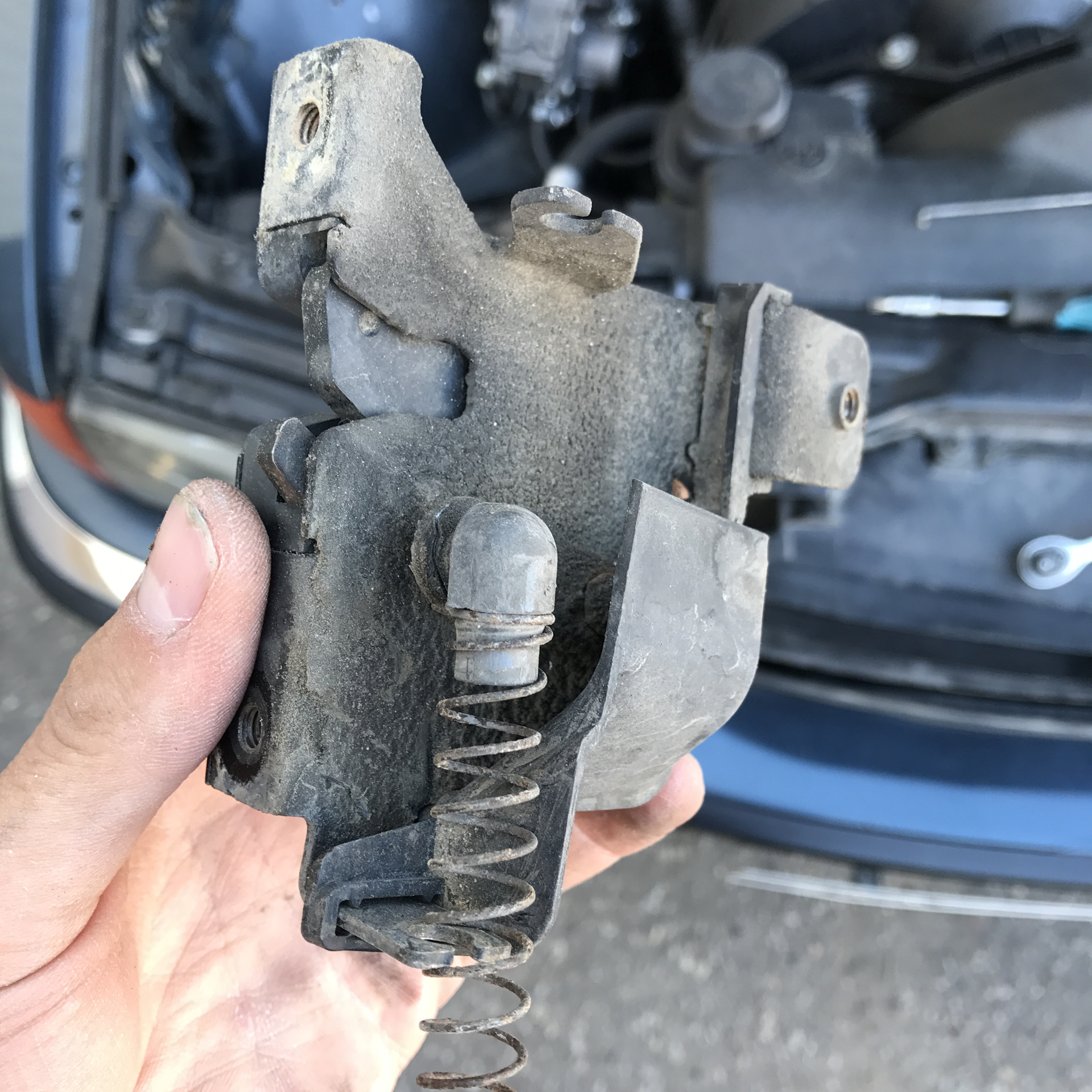 Дверной замок газ 3110. Как открыть передний. Схема двери ларгус передняя. Фольксваген пассат б5 задняя дверь. Дверной механизм ваз 2112.