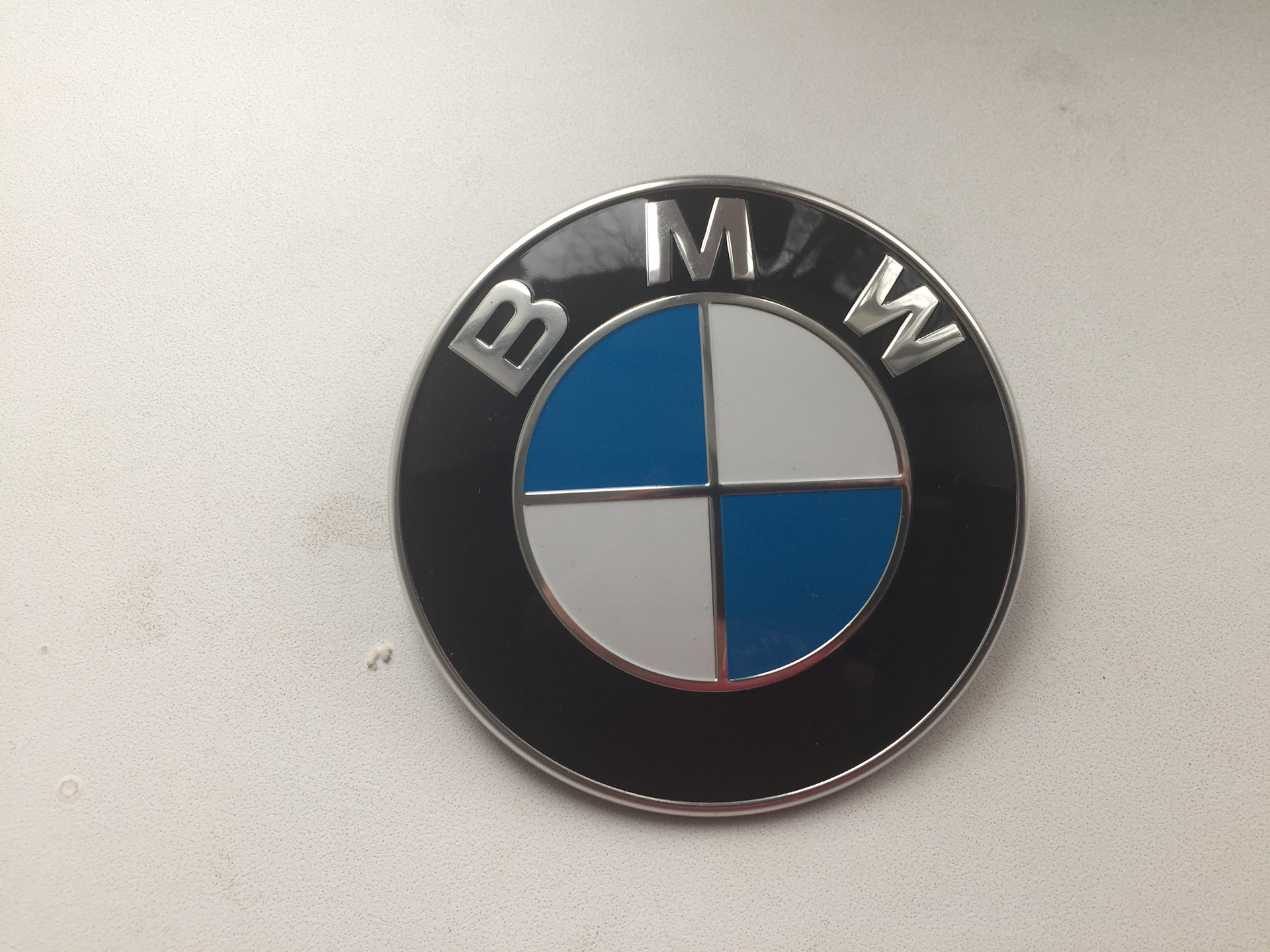 Юбилейный значок бмв. Шильдики на БМВ е39. BMW 5 e39 значок. Эмблема БМВ e39 оригинал. Шильдик БМВ м30d.
