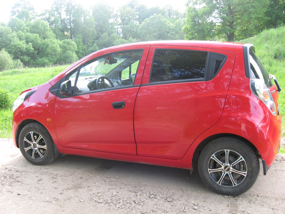 Chevrolet Spark красный