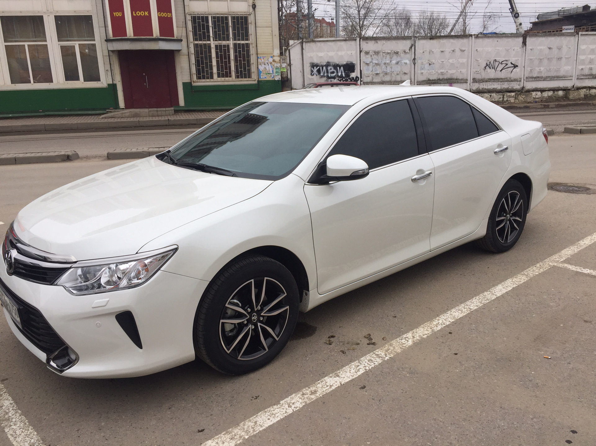 Toyota Camry 55 белый перламутр