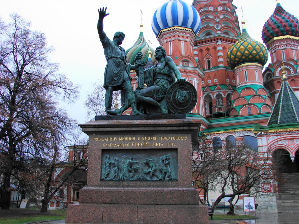 Памятники на площади москвы. Памятник Минину и Пожарскому на красной площади в Москве. Храм Минину и Пожарскому в Москве. Покровский собор в Москве памятник Минину. Памятник у храма Василия Блаженного в Москве.