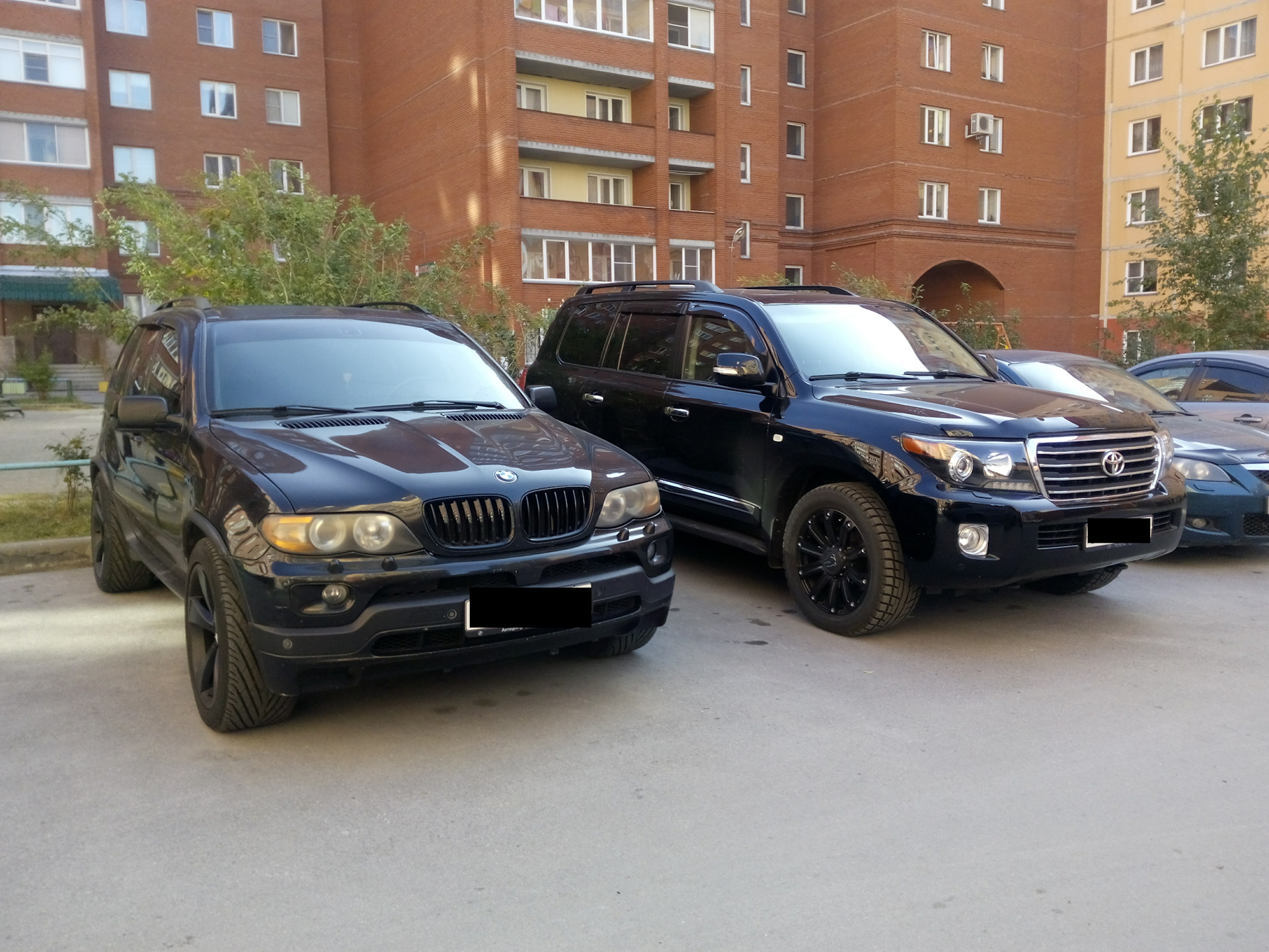 Лк х5. BMW x5 Land Cruiser. BMW x5 vs Land Cruiser 200. БМВ х5 и Тойота ленд Крузер. Land Cruiser x5.