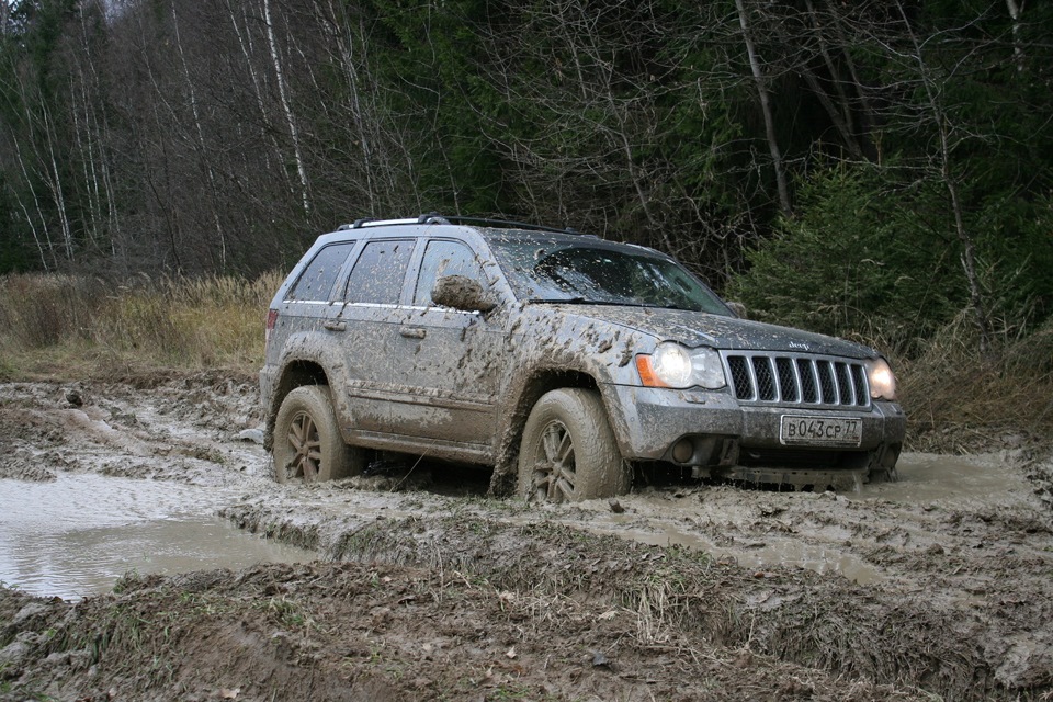 Jeep Grand Cherokee 2022 на бездорожье