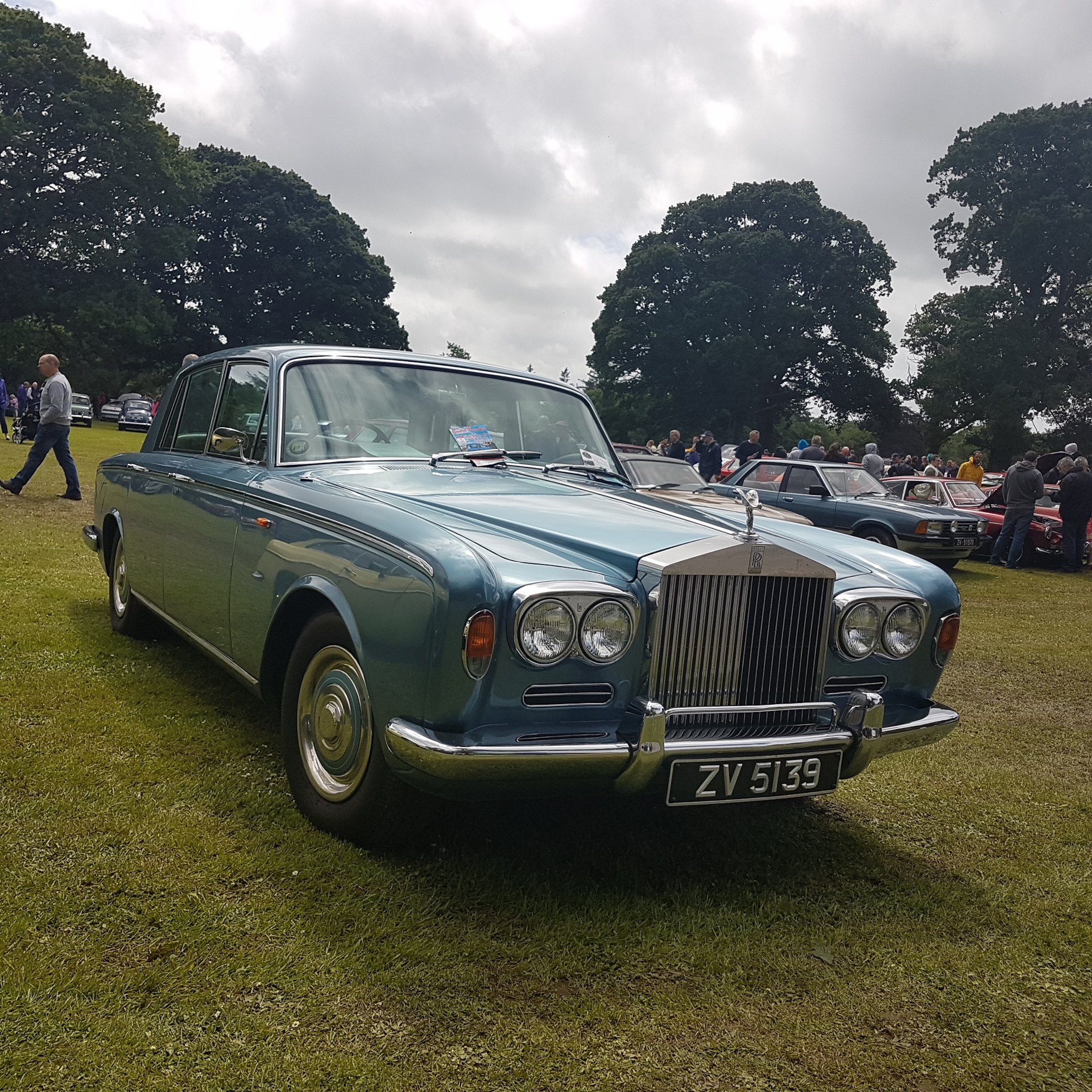 Royce silver spirit. Роллс Ройс Сильвер спирит. 1981 Rolls Royce Silver Spirit. Бентли Роллс Ройс Сильвер Шедоу. Rolls Royce Silver Sprint.