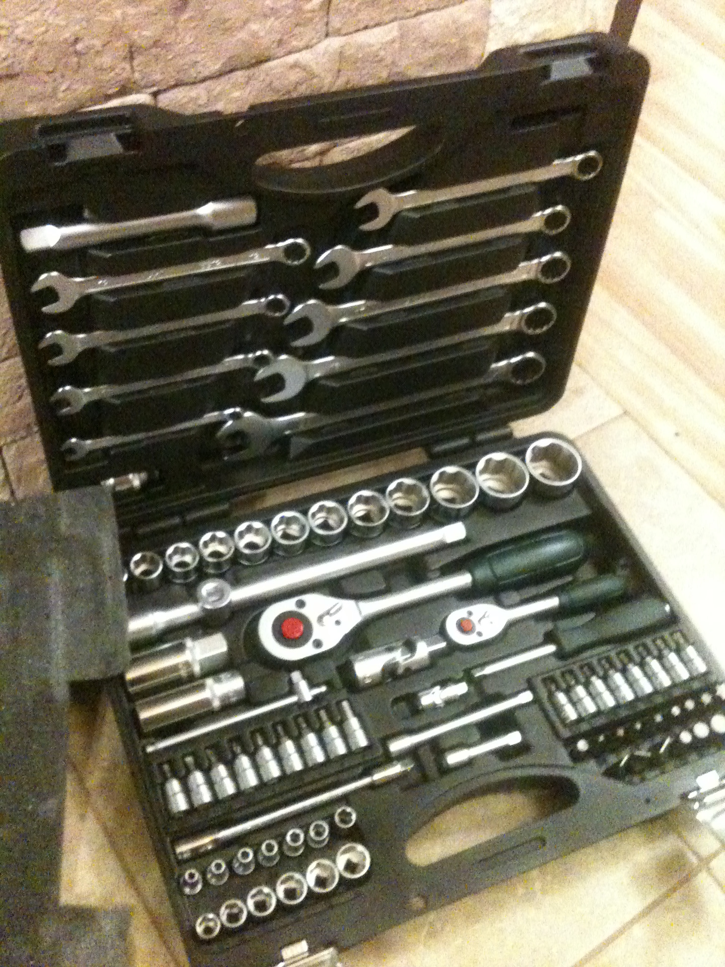 Nissan tools. Заводской набор инструментов Nissan Skline r 33. Набор инструмента Ниссан Патрол оригинал. Где находится комплект инструментов на Ниссан ГТР. Какой купить набор каралаф.